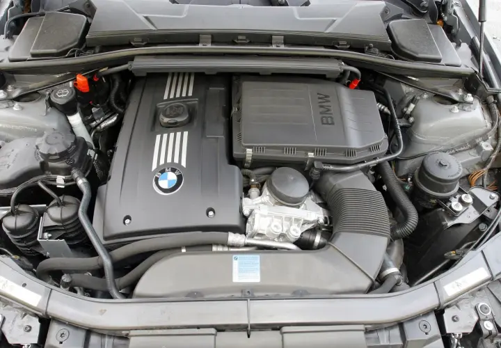 Silnik BMW E90 2.0 benzyna, czysty i zadbany, gotowy do jazdy.