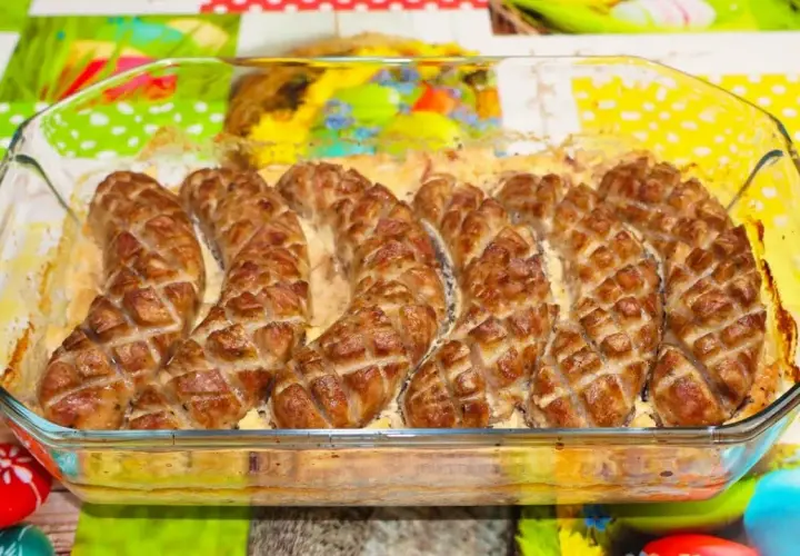 Biała kiełbasa z cebulą! 5 smakowitych przepisów na Wielkanoc