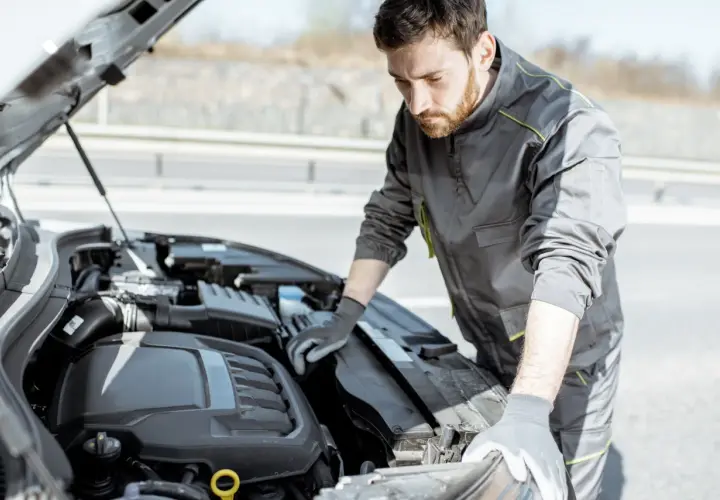 Mecánico revisa el motor de un coche que da tirones al acelerar.
