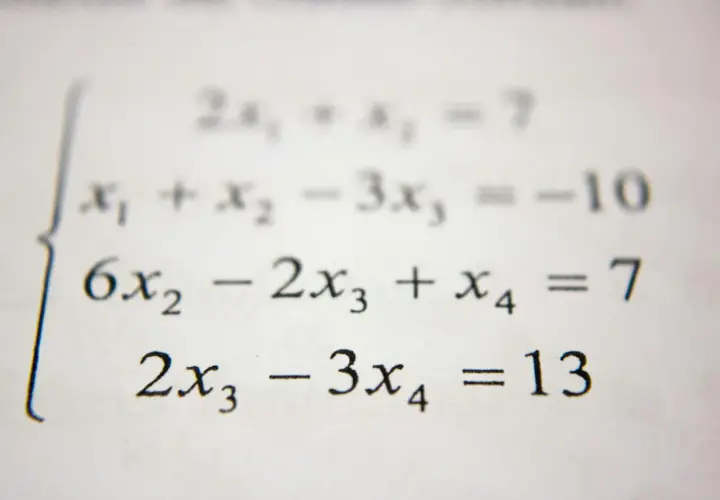 Układ równań liniowych, gdzie wyrażenia algebraiczne przykłady pokazują zależności między zmiennymi x₁, x₂, x₃, x₄.