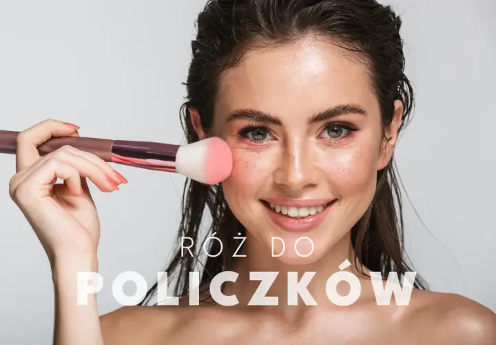 Uśmiechnięta kobieta nakłada róż do policzków pędzlem. Dowiedz się, jak dobrać róż, by uzyskać naturalny efekt.