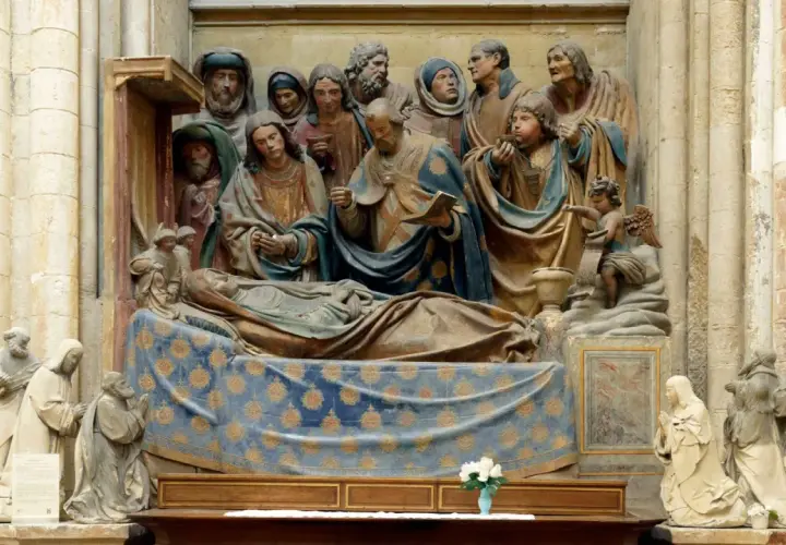 Kamienna rzeźba przedstawia scenę śmierci z wieloma postaciami. W centrum leży postać na łożu, otoczona przez żałobników. Scena ta, choć religijna, może budzić skojarzenia z bałwochwalstwem, gdyby skupiać się na formie, a nie treści.