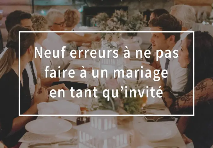 Des invités discutent autour d'une table lors d'un mariage. Le texte superposé indique "Neuf erreurs à ne pas faire à un mariage en tant qu'invité".