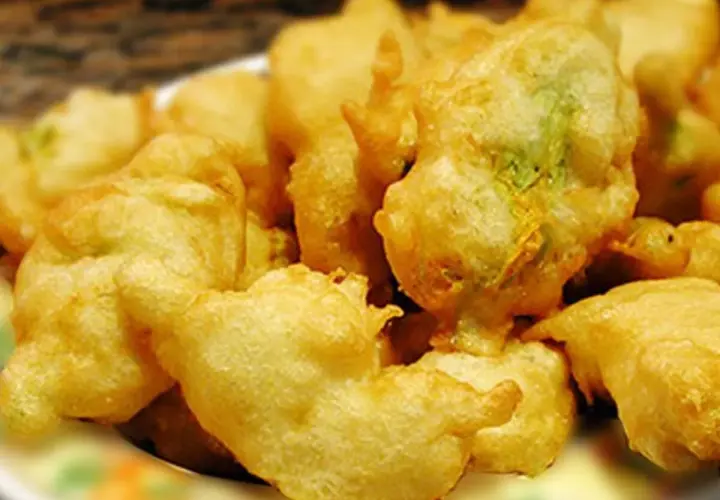 Fiori di zucca fritti in pastella croccante, un classico antipasto italiano.