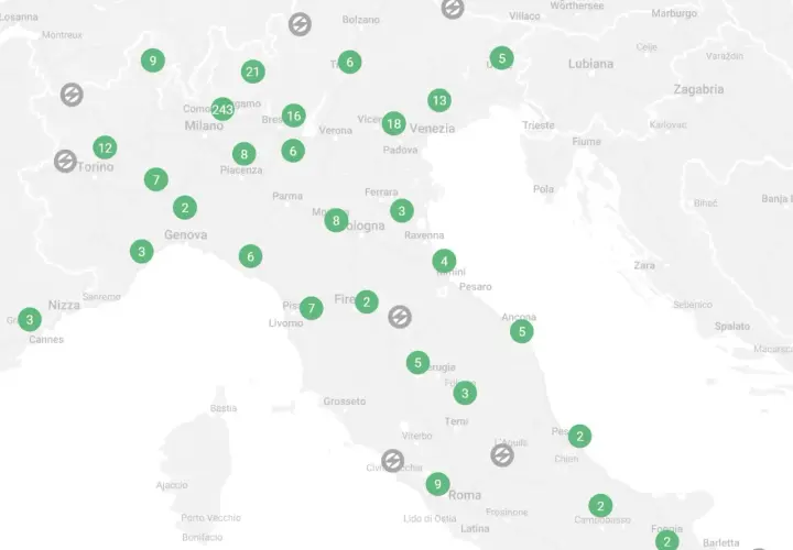Mappa delle colonnine elettriche in autostrada, con indicatori numerici per le stazioni di ricarica in Italia e zone limitrofe.
