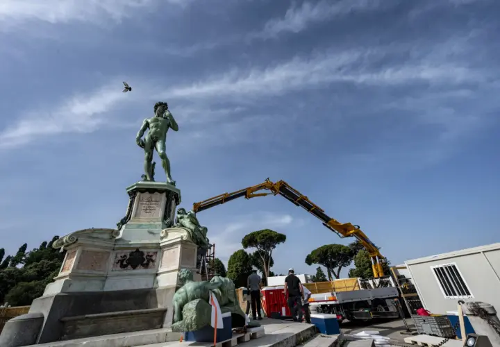 La copia del David di Michelangelo si trova a Piazzale Michelangelo, Firenze. Una gru è visibile vicino alla statua.
