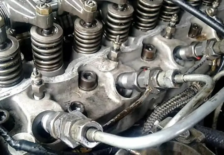 Detalle de un motor diésel con resortes, válvulas y una bomba de inyección.