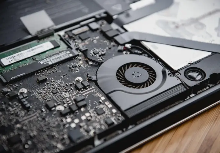 Vue rapprochée des composants internes d'un ordinateur portable, dont la RAM, essentielle pour la rapidité de traitement.