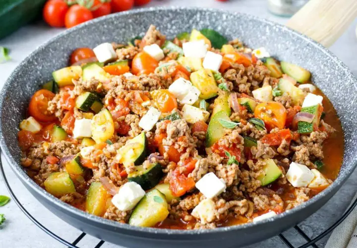 Herzhafte zucchini hackfleisch pfanne mit Tomaten und Feta.