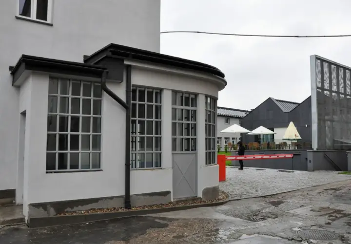 MOCAK Kraków: przewodnik po sztuce i Fabryce Schindlera warto?