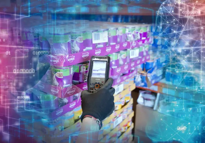 Ręka w rękawiczce skanuje puszki karmy dla kotów. To przykład, jak SSCC (Serial Shipping Container Code) usprawnia logistykę i śledzenie towarów w magazynie.