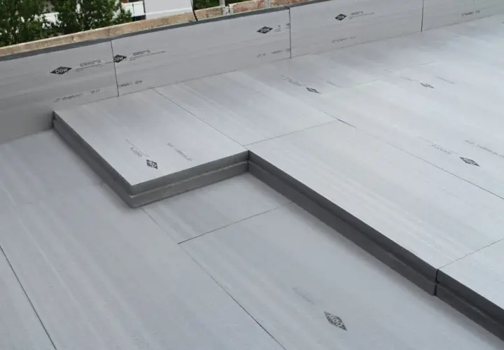 Pannelli calpestabili per solai in polistirene estruso, pronti per l'installazione su una copertura.