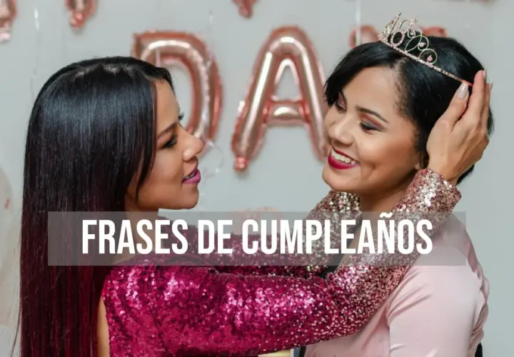 Dos mujeres celebran un cumpleaños. Una lleva una tiara, la otra un vestido brillante. Feliz cumpleaños hija.