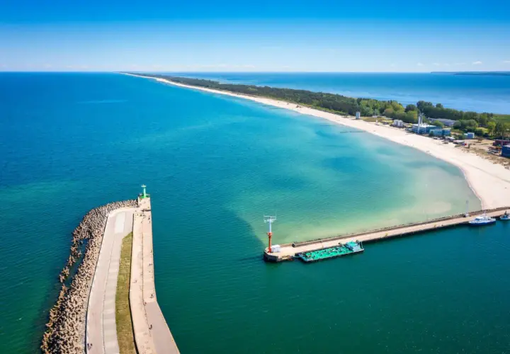 Władysławowo co zwiedzić? Widok na port, falochrony, plażę i morze. Idealne miejsce na wakacje.