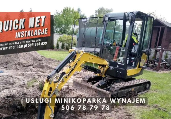 Żółta minikoparka Yanmar na placu budowy. Usługi minikoparką wynajem, zapytaj o cenę za godzinę.
