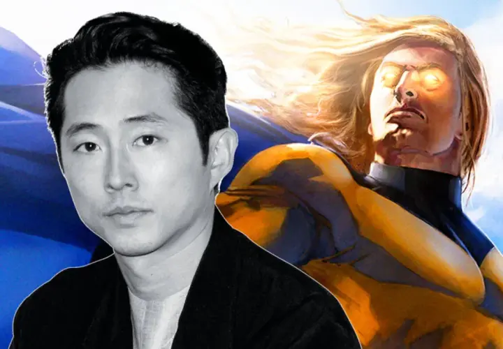Steven Yeun, potentiel Sentry, pose devant une cape bleue et le héros aux yeux lumineux.