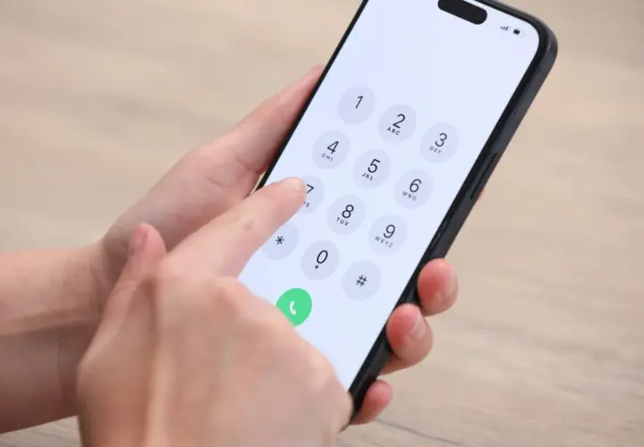 Dłoń wybiera numer na telefonie. Czy to połączenie alarmowe? "Ice co to?" - może ktoś pyta o pomoc.
