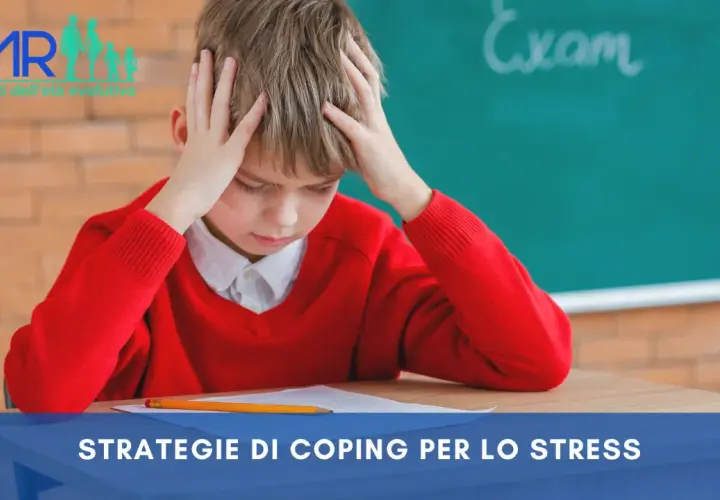 Bambino stressato con le mani tra i capelli, davanti a una lavagna con la parola "Exam". Impara strategie di coping per gestire lo stress.