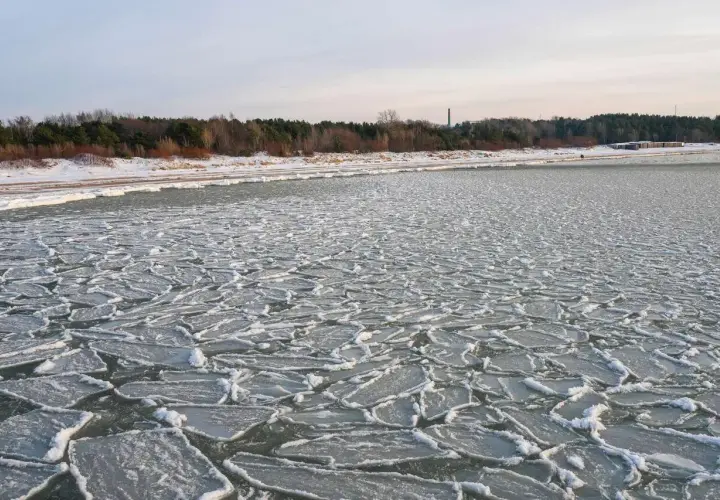 Lodowy krajobraz Bałtyku, który choć nie jest oceanem, zimą potrafi zamarznąć, tworząc takie widoki.