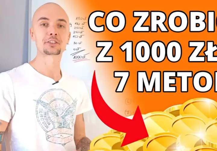 Jak inwestować pieniądze? Mężczyzna z tablicą wyjaśnia 7 metod na pomnożenie 1000 zł. Złote monety symbolizują zysk.