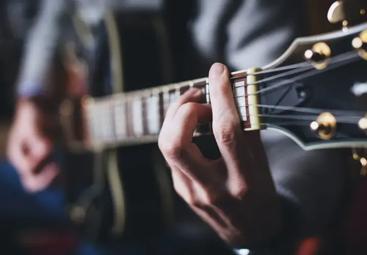 Muzyka klasyczna w filmach: jak wzbogaca kinowe doświadczenia?