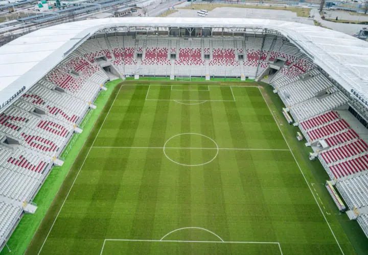 Stadion ŁKS z lotu ptaka, zielona murawa i puste trybuny. Pojemność stadionu robi wrażenie.