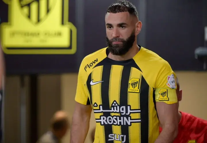 Karim Benzema w żółto-czarnej koszulce Al-Ittihad, gdzie gra.