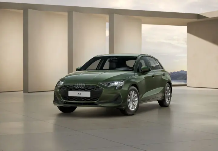 Zielony Audi A3, zgrabny i nowoczesny, gotowy na podróż. Jego wymiary a3 idealnie wpasowują się w miejski krajobraz.