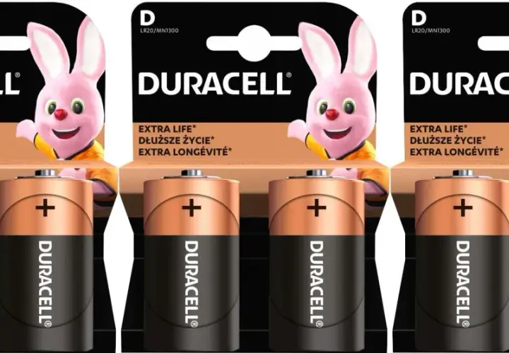 Trzy opakowania baterii Duracell typu D z różowym królikiem. Baterie r20 zapewniają dłuższe życie.