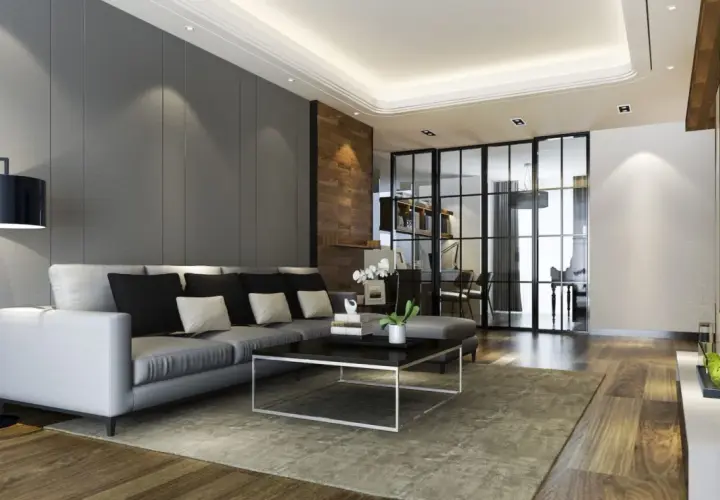 Nowoczesny salon z szarym sufitem, który stanowi świetny pomysł na sufit w salonie. Wygodna kanapa, szklane drzwi i drewniane akcenty tworzą elegancką przestrzeń.
