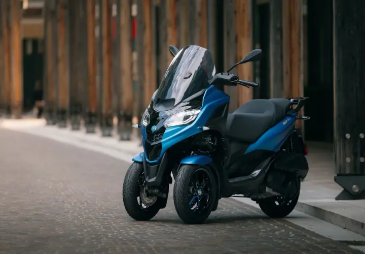 Un Piaggio MP3 300 azul brillante, ideal para la ciudad. Descubre su precio y características.