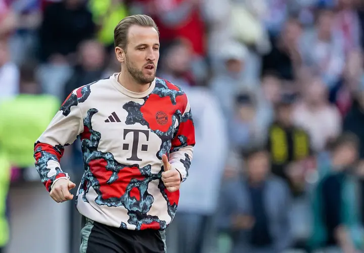 Harry Kane w bluzie z logo Bayernu Monachium przed meczem Union Berlin – Bayern.