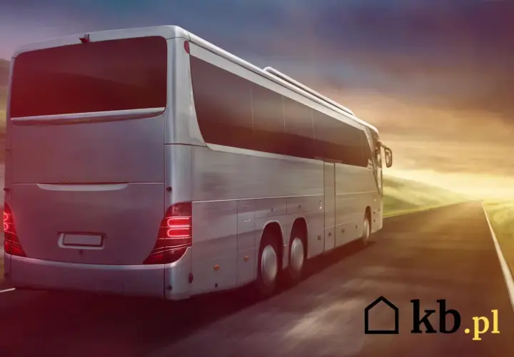 Wynajem autokaru za kilometr: Jak obliczyć i uniknąć ukrytych opłat?