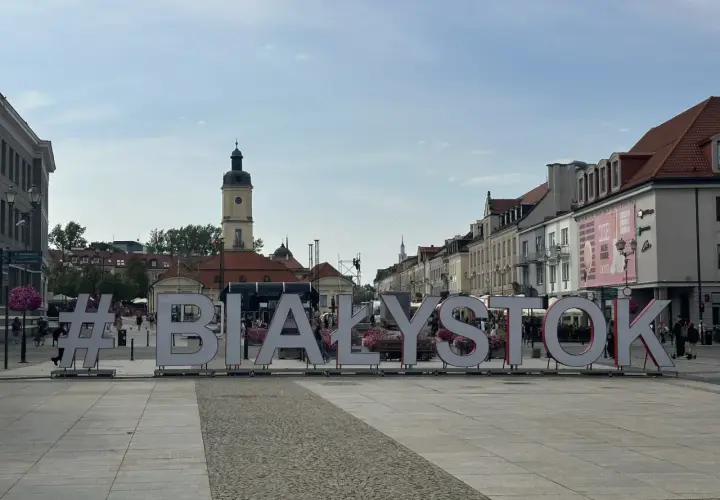 #Białystok wita! Wielkie litery na placu miejskim zapraszają do odkrywania uroków miasta.