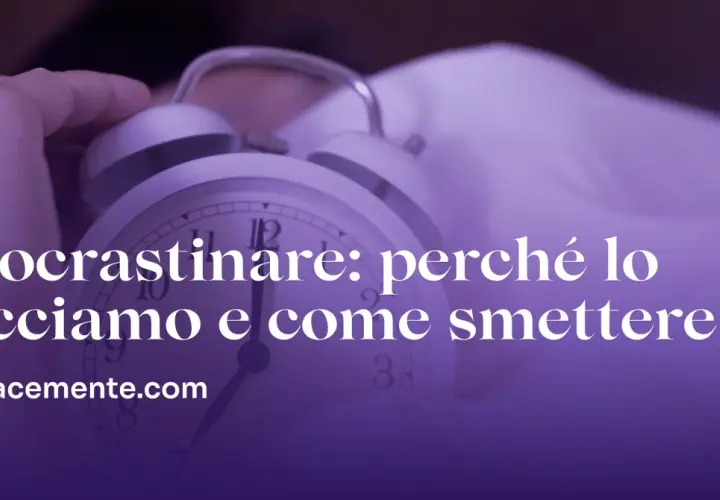 Sveglia che indica l'ora, con testo "Procrastinare: perché lo facciamo e come smettere". Capire il procrastinare significato è il primo passo.