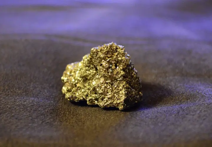 Błyszczący piryt, znany ze swoich właściwości, przypomina złoto. Jego metaliczny połysk i krystaliczna struktura fascynują.