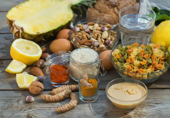 Składniki do diety alkalizującej: ananas, cytryny, jajka, orzechy, ryż, makaron, przyprawy. Jak odkwasić organizm domowym sposobem?