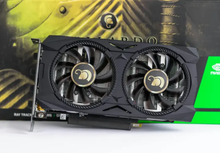 Tarjeta gráfica negra con dos ventiladores y logo dorado. Ideal para saber que tarjeta gráfica tengo y mejorar tu PC.