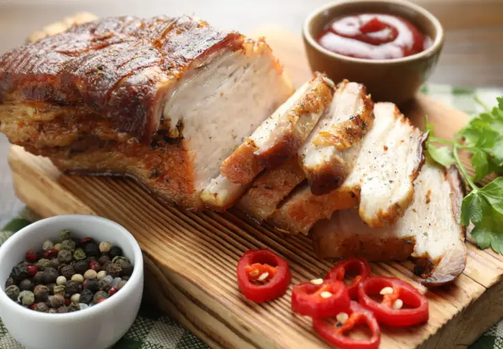 Soczysty boczek, idealny do pieczenia, pokrojony w plastry, z dodatkiem pieprzu, chili i ketchupu. Pyszny sposób, jak upiec boczek.