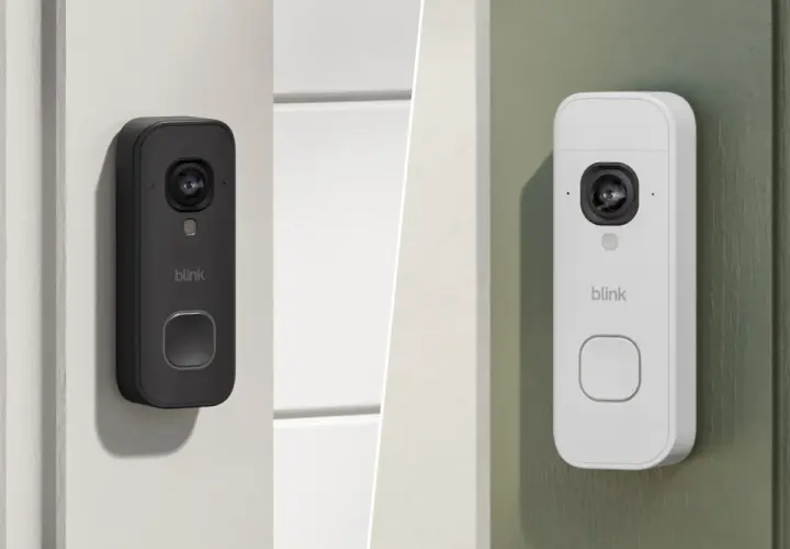 Dos tipos de videoporteros Blink, uno negro y otro blanco, instalados en paredes exteriores.