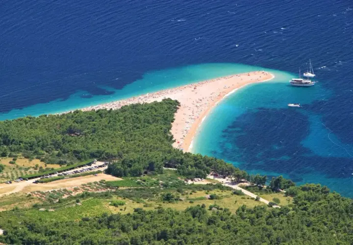 Plaża Zlatni Rat w Chorwacji, idealna na bezpośrednie loty do Chorwacji. Woda kusi turkusowym kolorem.