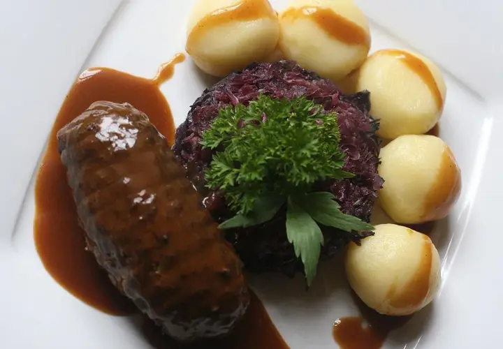Tradycyjne potrawy Dolnego Śląska: historia, przepisy i najlepsze miejsca na degustację