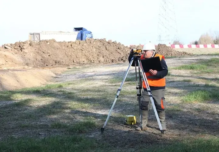 Geodeta w budowie domu: Niezbędny przewodnik po jego roli i usługach