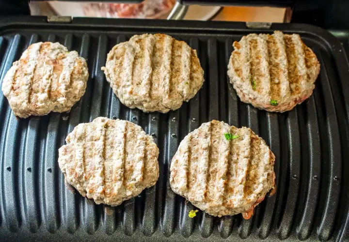 Jak usmażyć burgera na patelni, aby był soczysty i idealny?