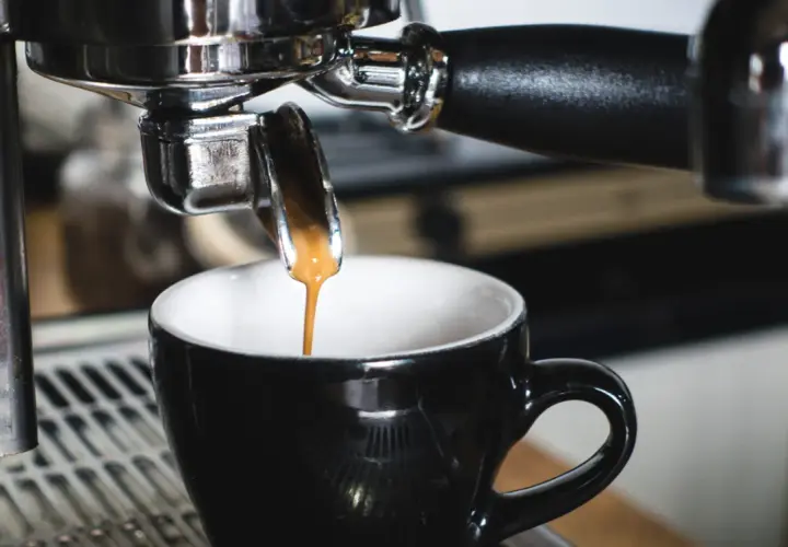 Ile kawy wsypać do ekspresu ciśnieniowego, aby uzyskać idealne espresso?