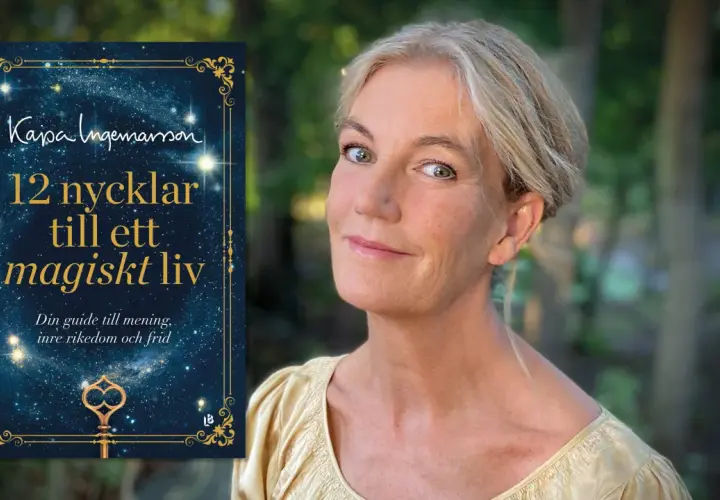 Kajsa Ingemarsson presenterar sin bok "12 nycklar till ett magiskt liv" med en stjärnklar bakgrund och en gyllene nyckel.