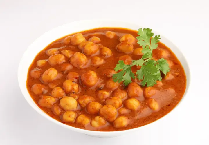 Miseczka chana masala, aromatycznych ciecierzycy w sosie pomidorowym, idealna na jesienne dania.