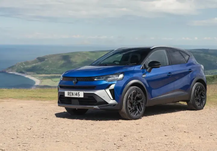Niebieski Renault Captur na tle malowniczego wybrzeża. Idealny wybór na wakacyjne podróże, dostępny w atrakcyjnym **Renault w leasingu**.