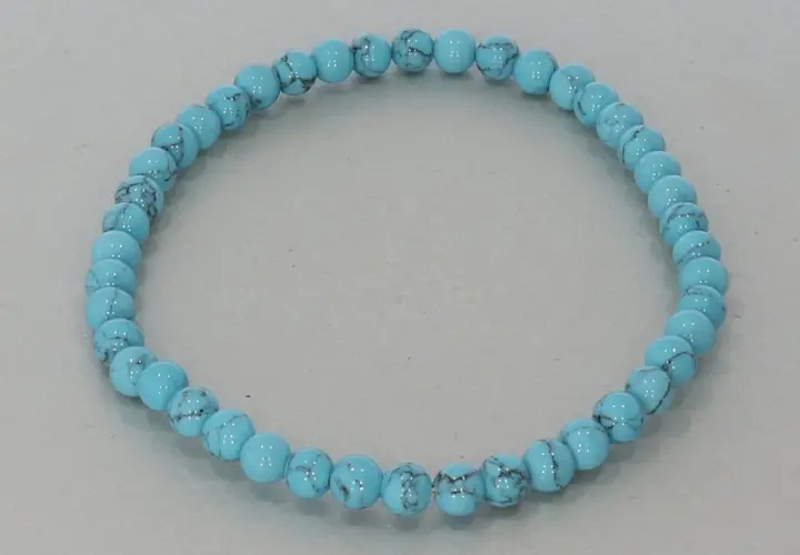Türkis-Armband mit hellblauen Perlen, die an den Himmel erinnern. Die Bedeutung von Türkis steht für Schutz und Heilung.