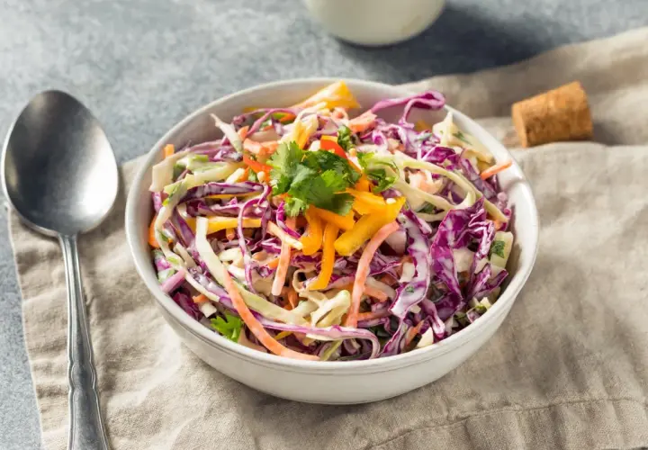 Kolorowa sałatka coleslaw z czerwoną kapustą, marchewką i papryką. Idealne, ciekawe surówki obiadowe, które dodadzą świeżości każdemu posiłkowi.